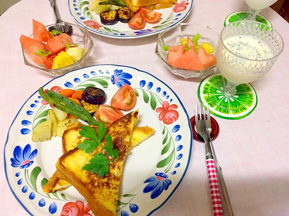 今日は定番のモンクリですが、生野菜は、トマトとパセリだけ。付け合わせは、焼いたナスとジャガイモ、人参インゲン。フルーツは🍉🍓🍍、自宅で育ててるモロッカンミント🌱を飾ってゆったり朝食☀️しあわせ😊|ナタママさん