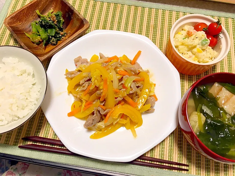 ♡夜ご飯〜豚肉とパプリカの青椒肉絲、ポテトサラダ、いんげんとほうれん草のごま和え、ほうれん草と卵の味噌汁〜♡|miyuさん