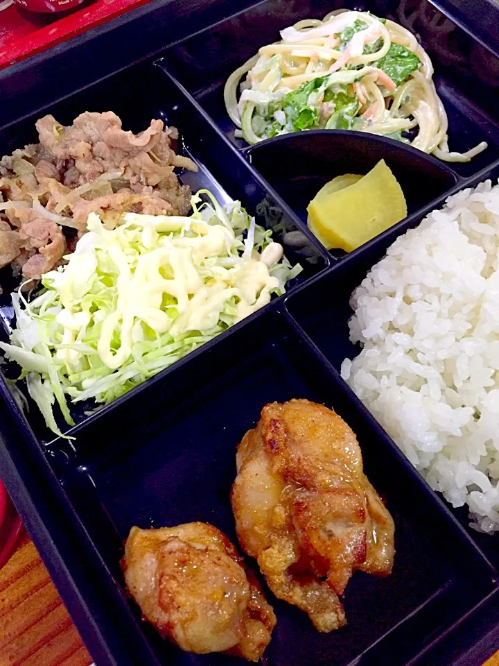 Snapdishの料理写真:日替わりお弁当
豚肉の生姜焼き、ハーブ鶏のから揚げ、スパゲティサラダ|じゅんこさん