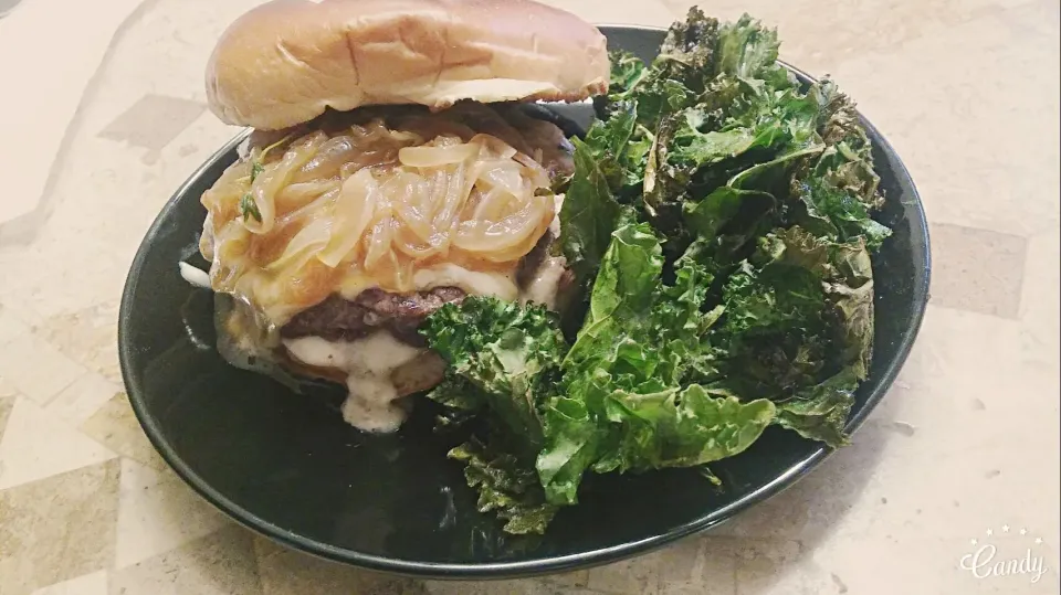 #HelloFresh French Onion Soup Burgers with Béchamel, Caramelized Onions, and Kale Chips|Courtney Alizabet Riess Handelさん