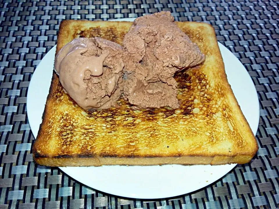 Roti Bakar Ice cream.. #indonesianFood #GrandTjokro|Putri Maulidiyantiさん