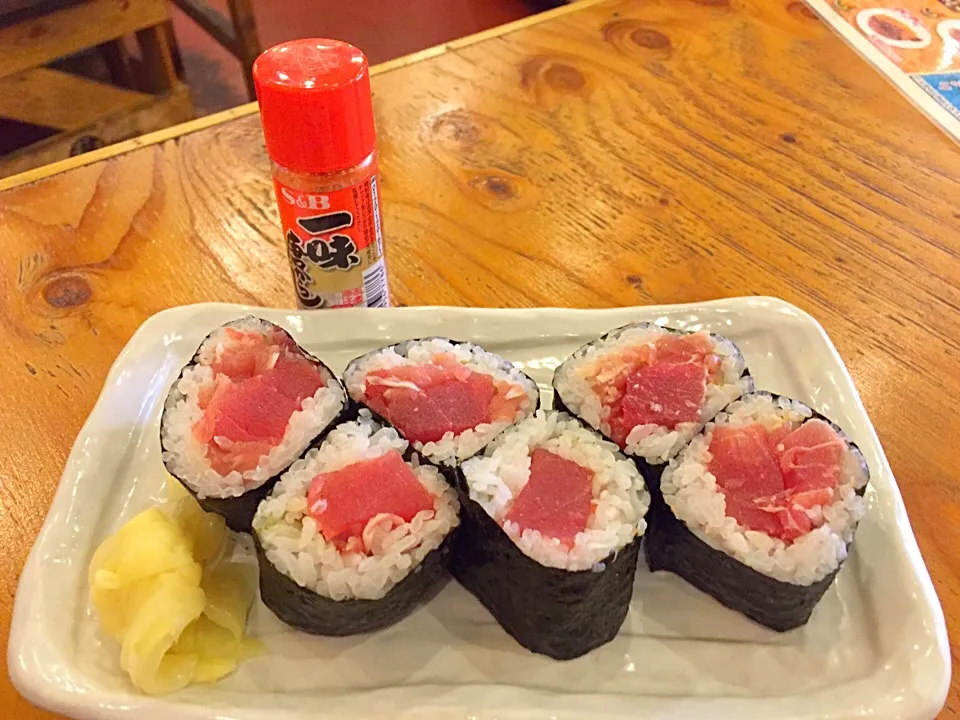 お客さんと昼餉なのですが…お客さんが注文した鉄火巻の巨大さは豪快ですわ。これで３００円🤔|にゃあ（芸名）さん