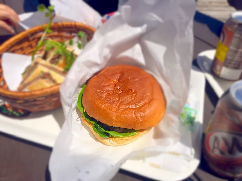 Bingo Burger w/ side of roast beef sandwich, fries and Root Beer.|Samuel Naylorさん