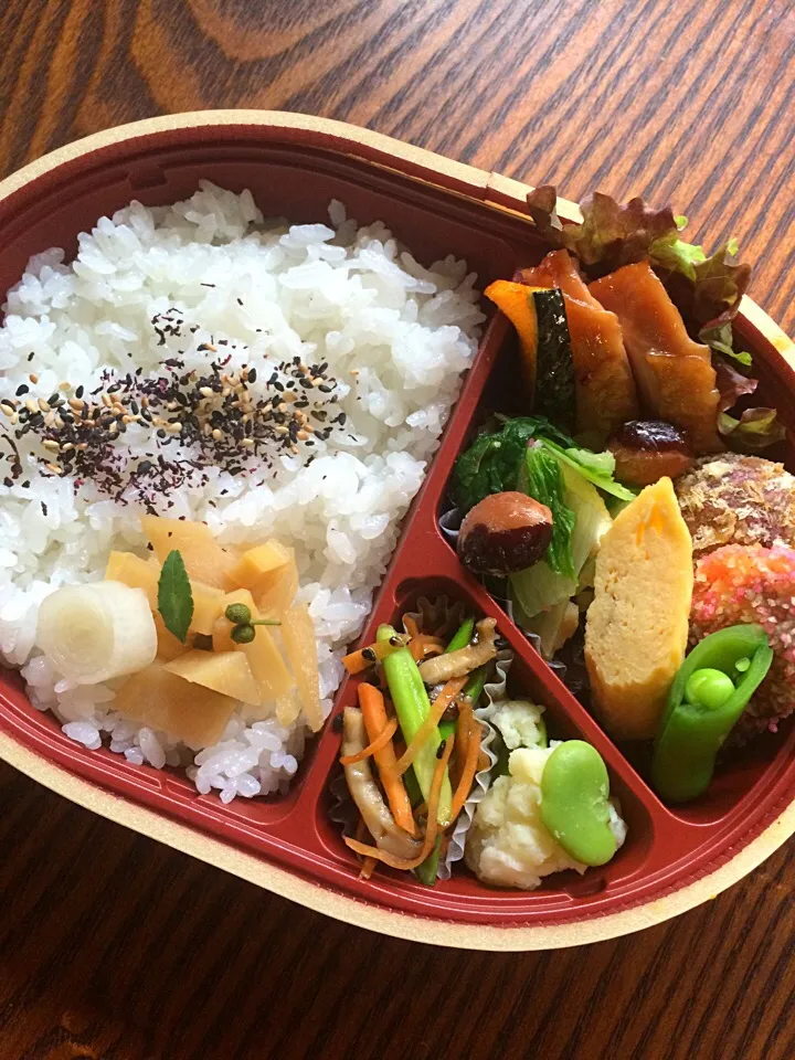 今日のわっぱ弁当  ＊鯛のみじん粉揚げ ＊鶏肉の照り焼き ＊野菜素揚げ スナップえんどう ＊だしまきたまご ＊しろ菜と揚げのお浸し ＊醤油漬けニンニクの芽炒め ＊新じゃがサラダ ＊たけのこ実山椒煮 ＊大根酢漬け|Mami  Taniuchiさん