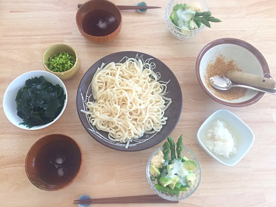 水沢うどん
わかめ・ネギ・ゴマ・大根おろし
かけ放題 ランチ|ショコラさん