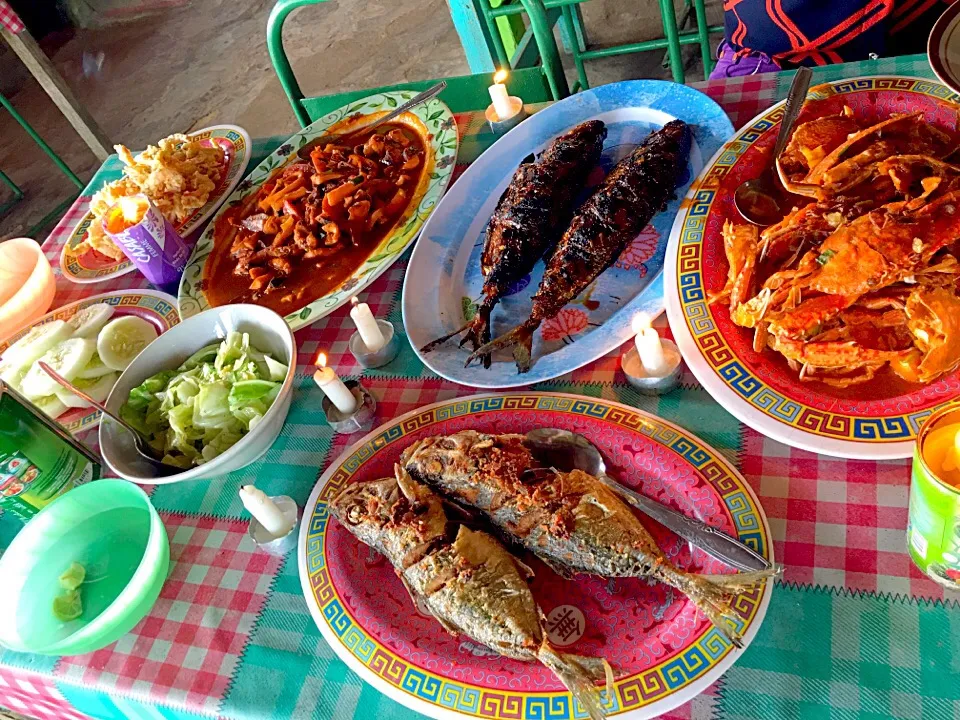 パンタイ料理〜ビーチの魚貝料理〜小さな海産市場より〜マアジの照り焼き-唐揚げと渡り蟹の甘辛スパイシーソース炒めとイカのスパイシー炊きとパナメ海老の天ぷらといつもはカンクンガーリック炒めでご飯が新米です〜ジャイアントココナツのジュースと果肉も食べれますね〜❣️|sugimotokazuhitoさん