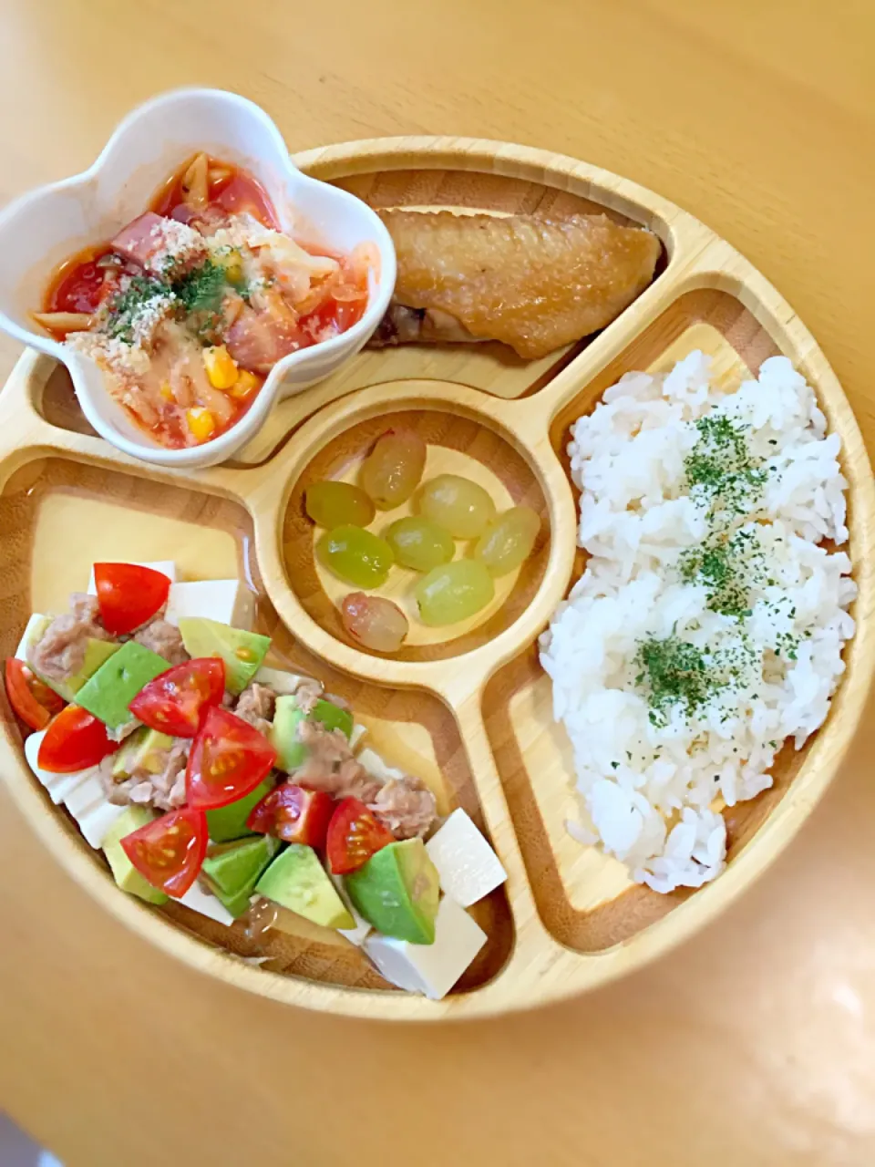 さな飯(手羽先マーマレード煮 野菜たっぷりトマトスープ 豆腐の上にツナとアボカドの和え物 ぶどう)1歳4ヶ月 #離乳食後期#さな飯|えりこさん