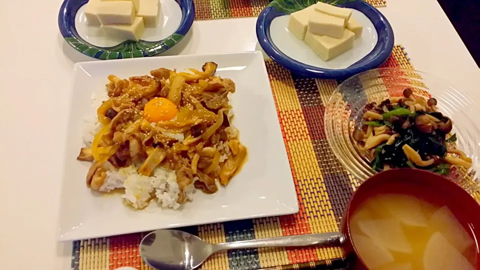 今日の夕食　豚丼、高野豆腐の煮物、にらとしめじの中華風和え物、大根の味噌汁|pinknari🐰🌈さん