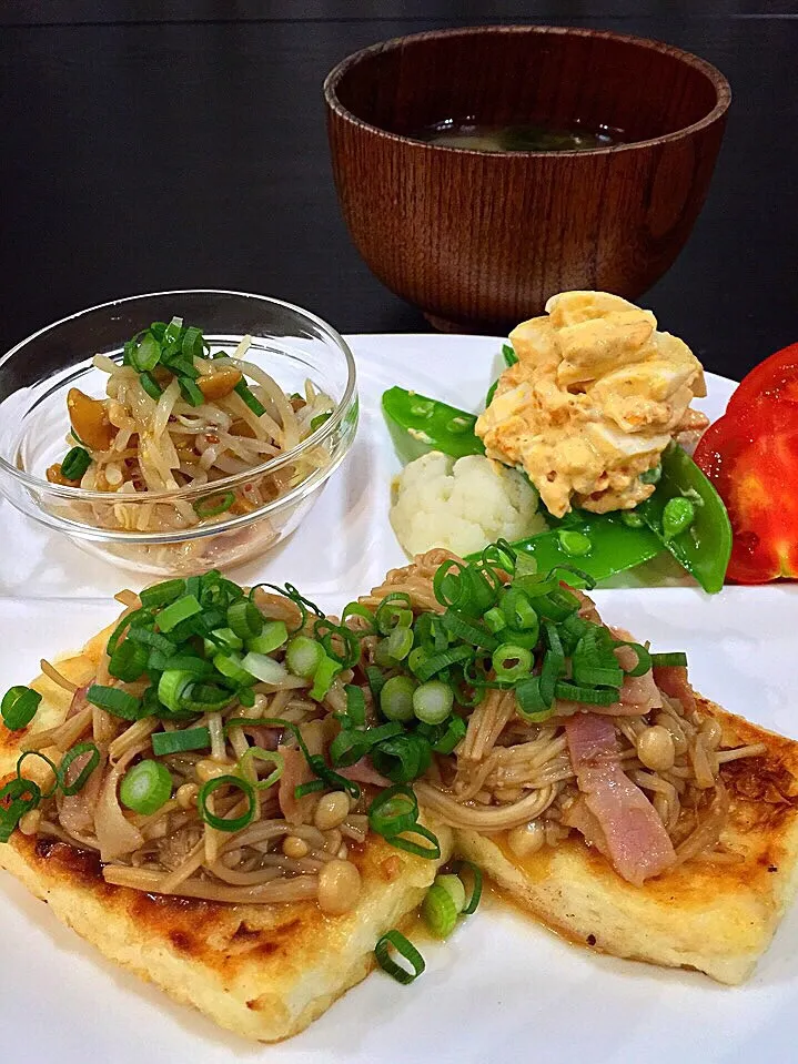 ⭐️お豆腐ステーキ えのきとベーコンのバター醤油
⭐️野菜の胡麻マヨ玉子乗せ
⭐️モヤシとなめこのマスタード和え
⭐️新玉ねぎと小松菜の味噌汁|よっちぃさん