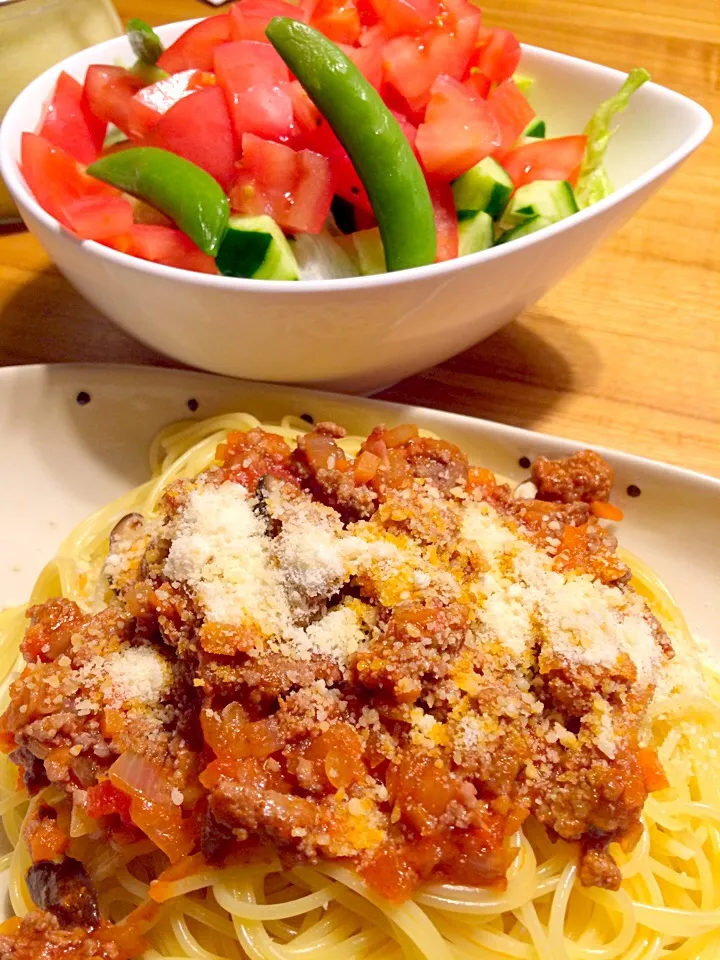 ゴロゴロ肉のミートソーススパゲティ&生野菜サラダを手作り新玉ねぎドレッシングでもりもり食べる|pigmegさん