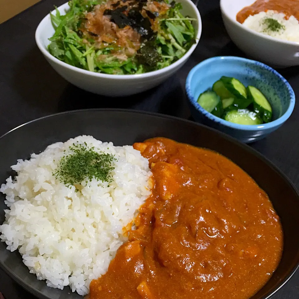 今日の晩ご飯は、ささみのバターチキンカレー、水菜のサラダ、きゅうりの浅漬け。|ゆえさん