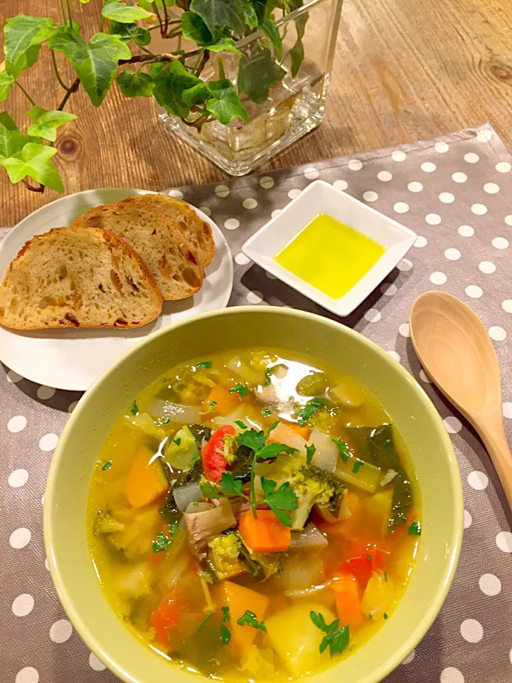 たっぷり野菜とキノコの野菜スープで1人ご飯🍲🍅🍃|まみりんごさん