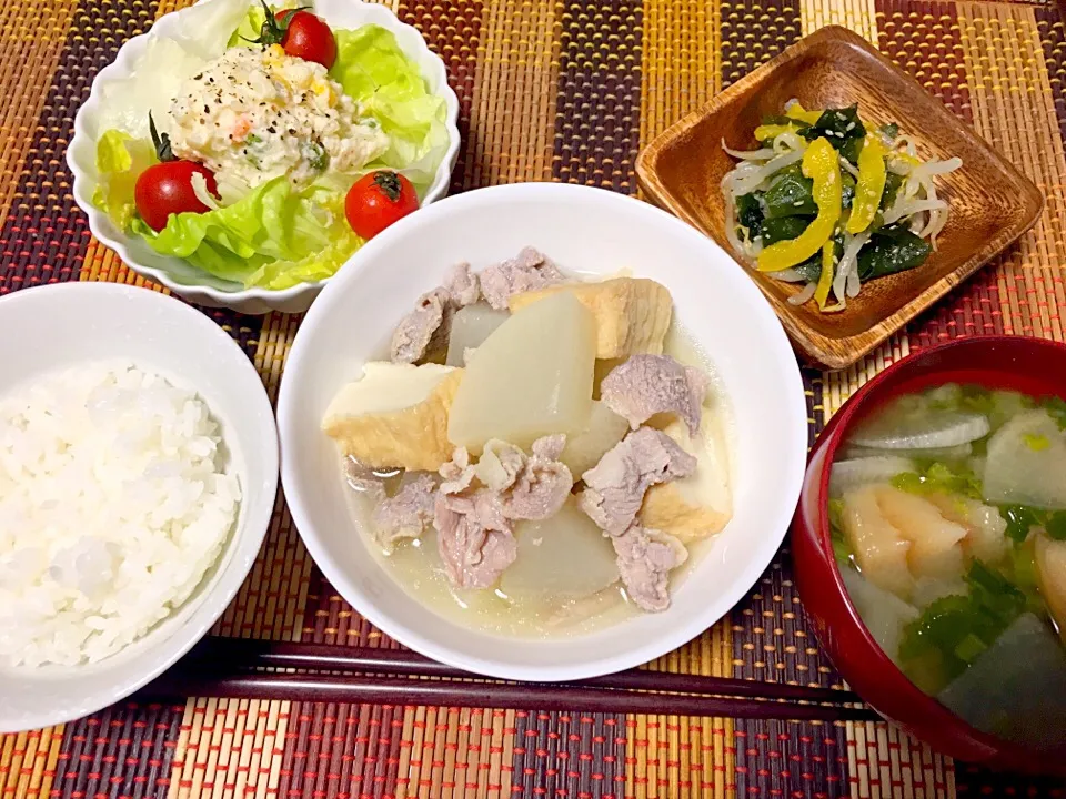 Snapdishの料理写真:♡夜ご飯〜厚揚げと大根と豚肉の煮物、ポテサラ、もやしとパプリカのナムル、お味噌汁〜♡|miyuさん