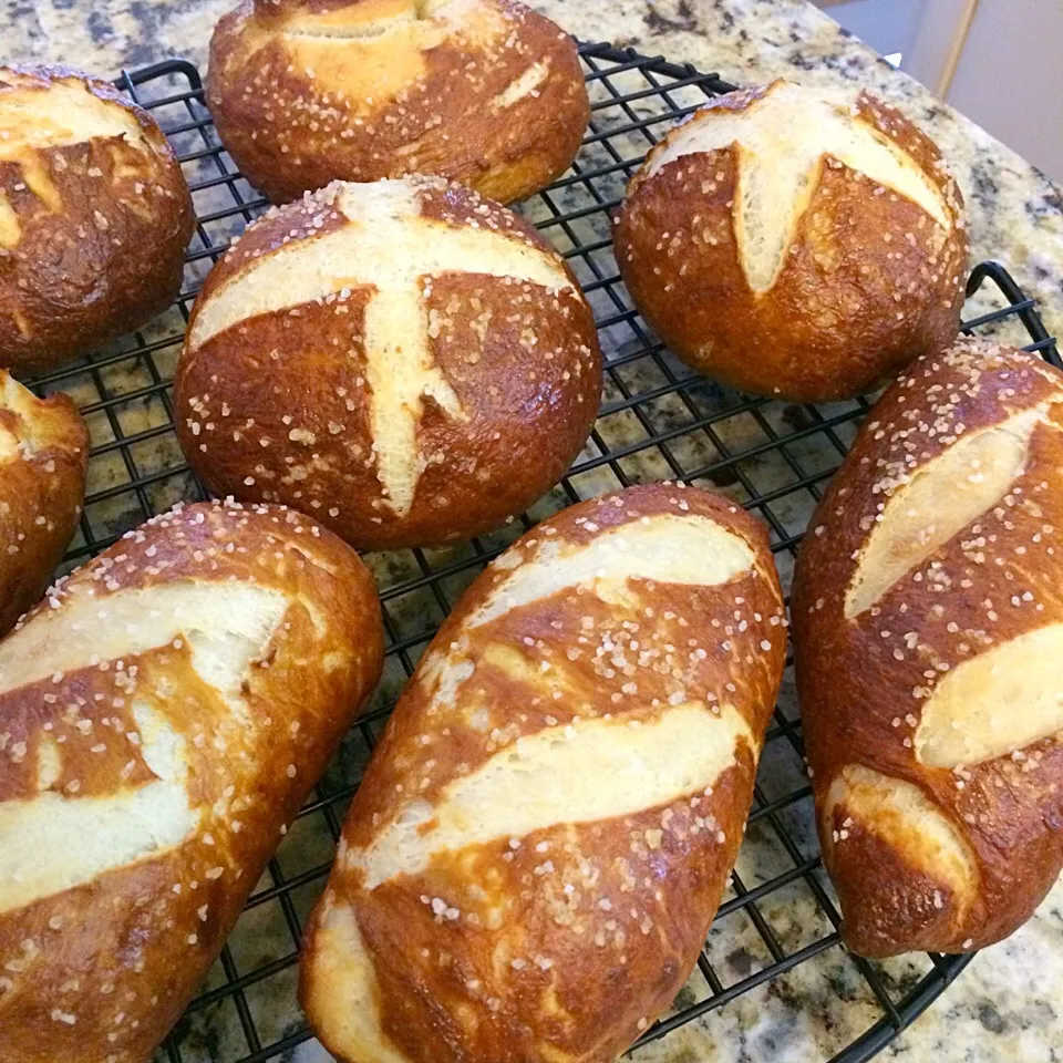 Snapdishの料理写真:プレッツェルのバンズを焼きました。
Home baked pretzel buns / Laugen Btötchen🇩🇪|Nanaさん