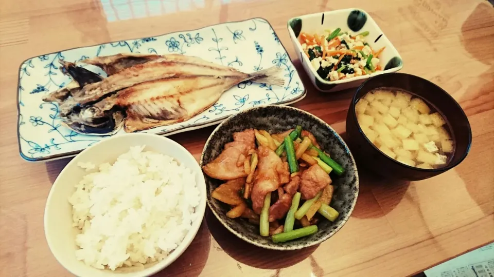 Snapdishの料理写真:晩ごはん＊豚バラじゃがいもニンニクの芽炒め&アジの開き&ほうれん草の白和え|ゆーみんさん