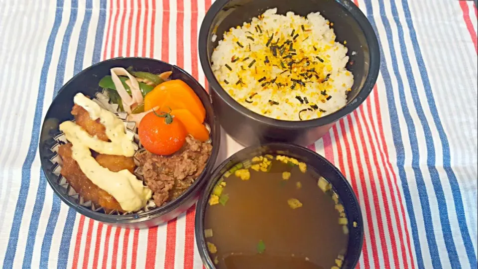 お弁当。チキン南蛮とピーマンとハムの炒めたのと挽肉春雨と人参バターとカレースープ。|エリカさん