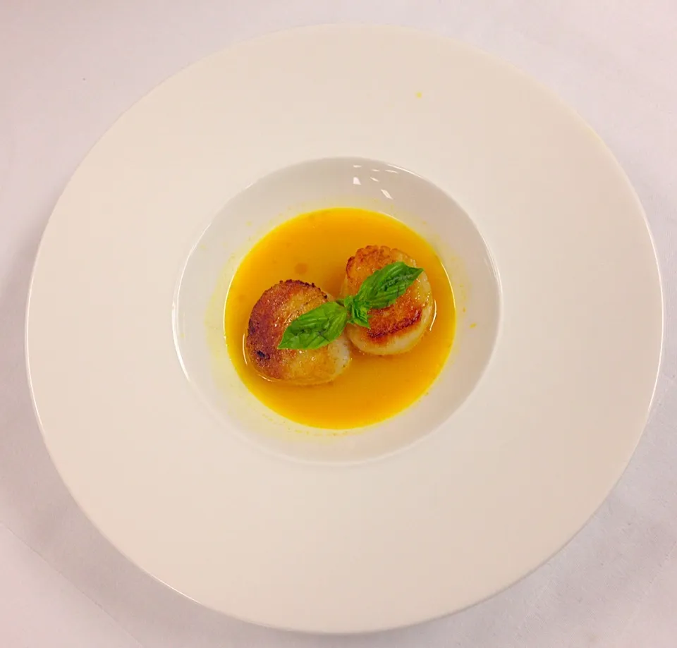 Pan seared scallops in corn bisque|Chef Guidaさん