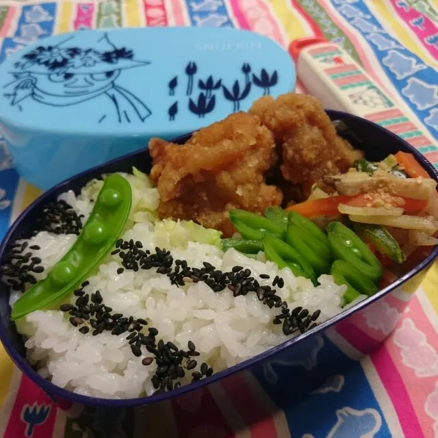 Snapdishの料理写真:お弁当(5/5)
ごまごはん、甘辛唐揚げ、じゃがいものきんぴら、スナップえんどうの味噌和え|さっちんさん