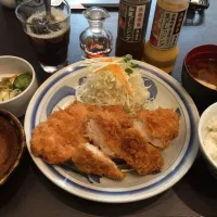 Snapdishの料理写真:チキンカツ定食＋ドリンクバー|マロさん