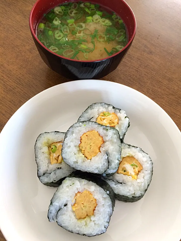 わさびと玉子焼きでのり巻き
&お豆腐の味噌汁で簡単ランチ|Akemi Alexandruさん