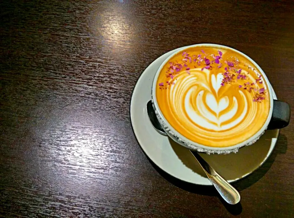 Snapdishの料理写真:Naughty Rose Latte #Coffee off#Breakfast/Brunch|Blusherさん