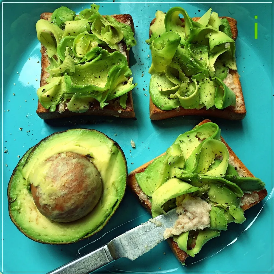 トーストに生ハムペーストとシェイブド・アボカドを乗せて 【Toasts w/ prosciutto paste and shaved avocado on】|izoomさん