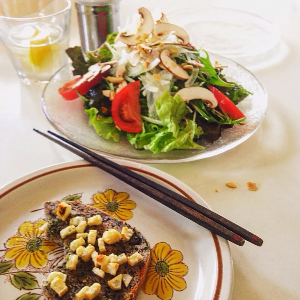 Snapdishの料理写真:山盛りサラダ🌳に、ガーリックパン😋|ヲルカさん