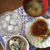 Snapdishの料理写真:わかめと豆腐のいりこ出汁味噌汁
煮込みハンバーグ
ひじきごはんおにぎり|Keiko Murayamaさん