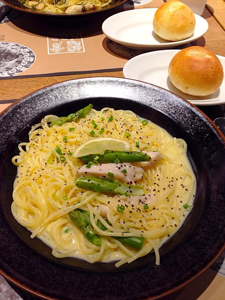 蒸し鶏とアスパラのレモンクリームパスタ🍋|ほなさん