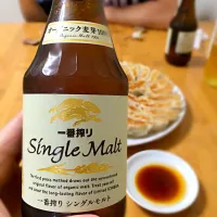 Snapdishの料理写真:焼きぎょうざとビール！|ぬまさん