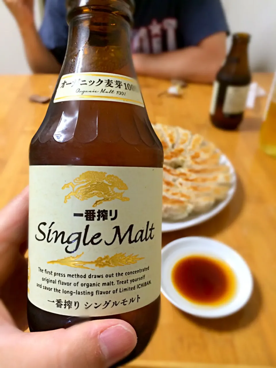 Snapdishの料理写真:焼きぎょうざとビール！|ぬまさん