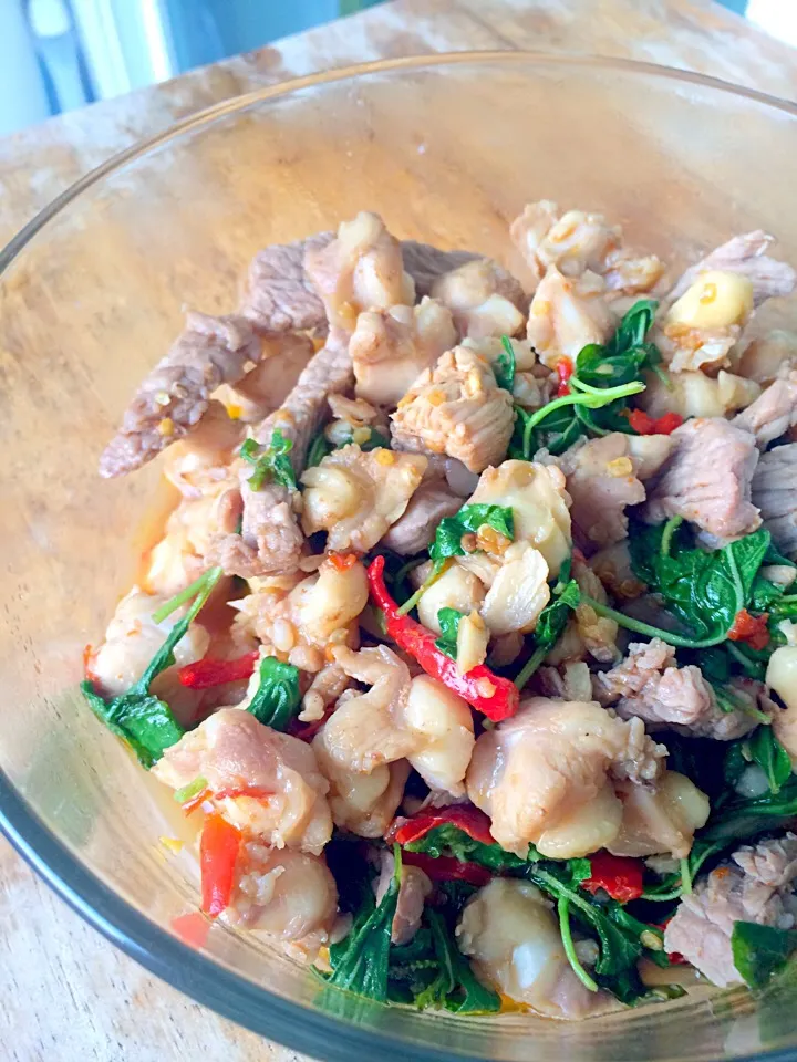 Stir-fried chicken cartilage & Angus beef with chili thai basil|Krisさん