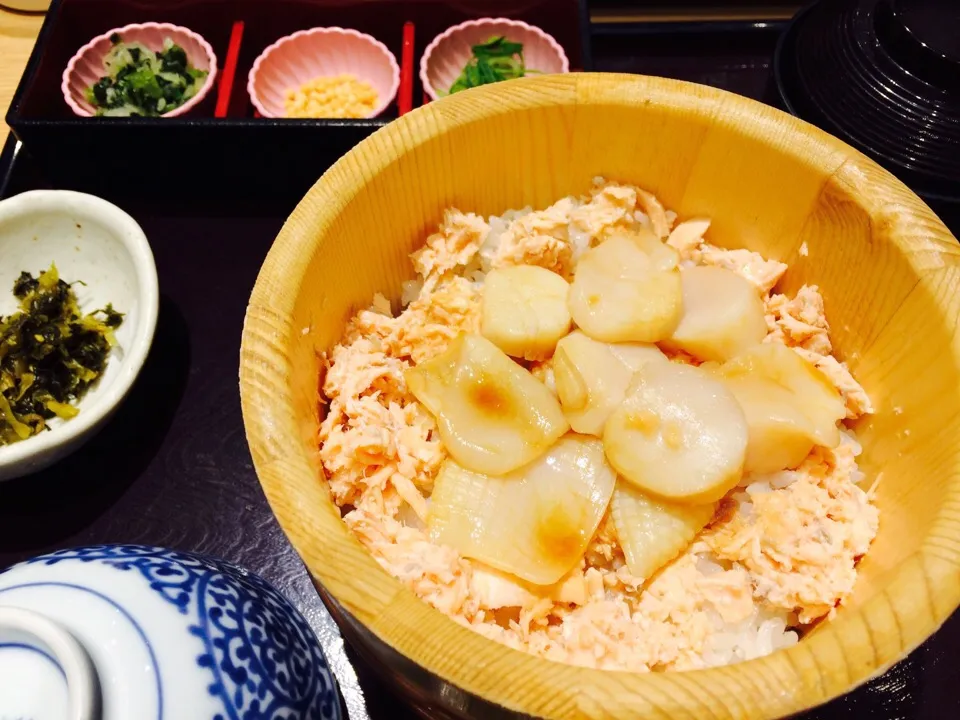 Snapdishの料理写真:今日のランチは シャケとホタテとイカの醤油バターおひつご飯♡|はるるさん