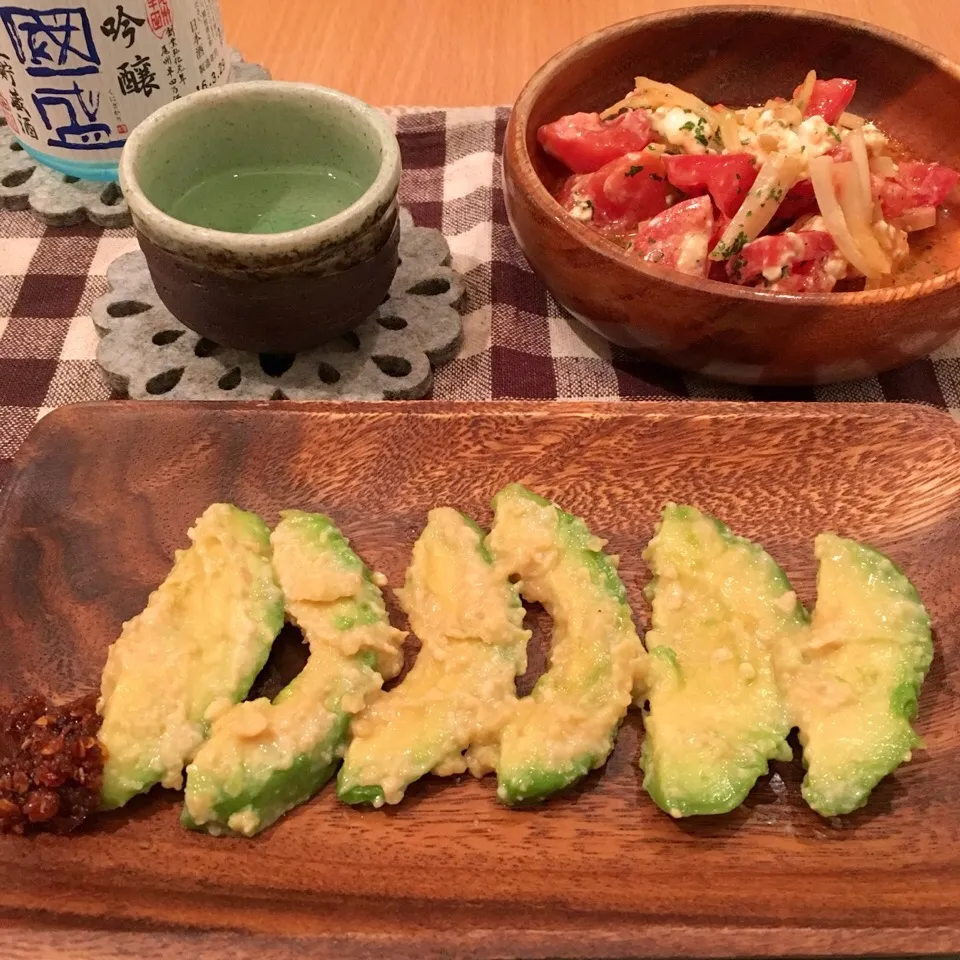 Snapdishの料理写真:アボカドのニンニク味噌漬けと、トマトと新玉ねぎとクリームチーズのサラダ|かぴこさん