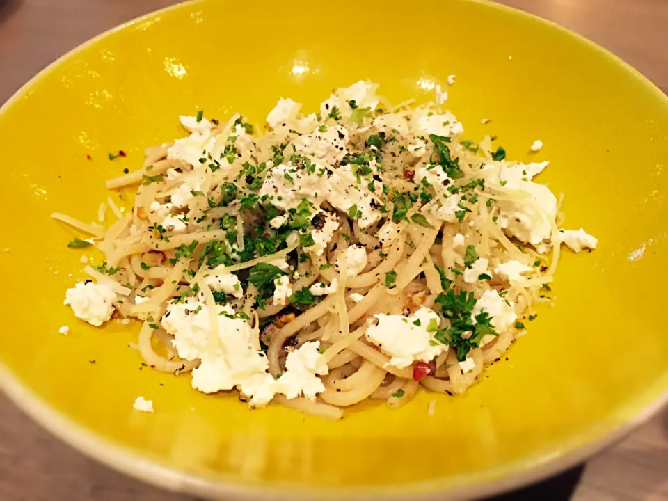 Spaghetti with garlic, olive oil, feta & chilli|Sergio Lacuevaさん