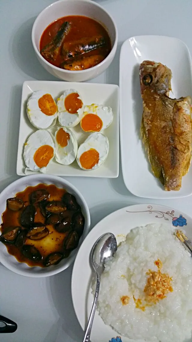 Teriyaki mushrooms+sardines+salted eggs+fried fish with porridge 😆 for a rainy evening|🌷lynnlicious🌷さん