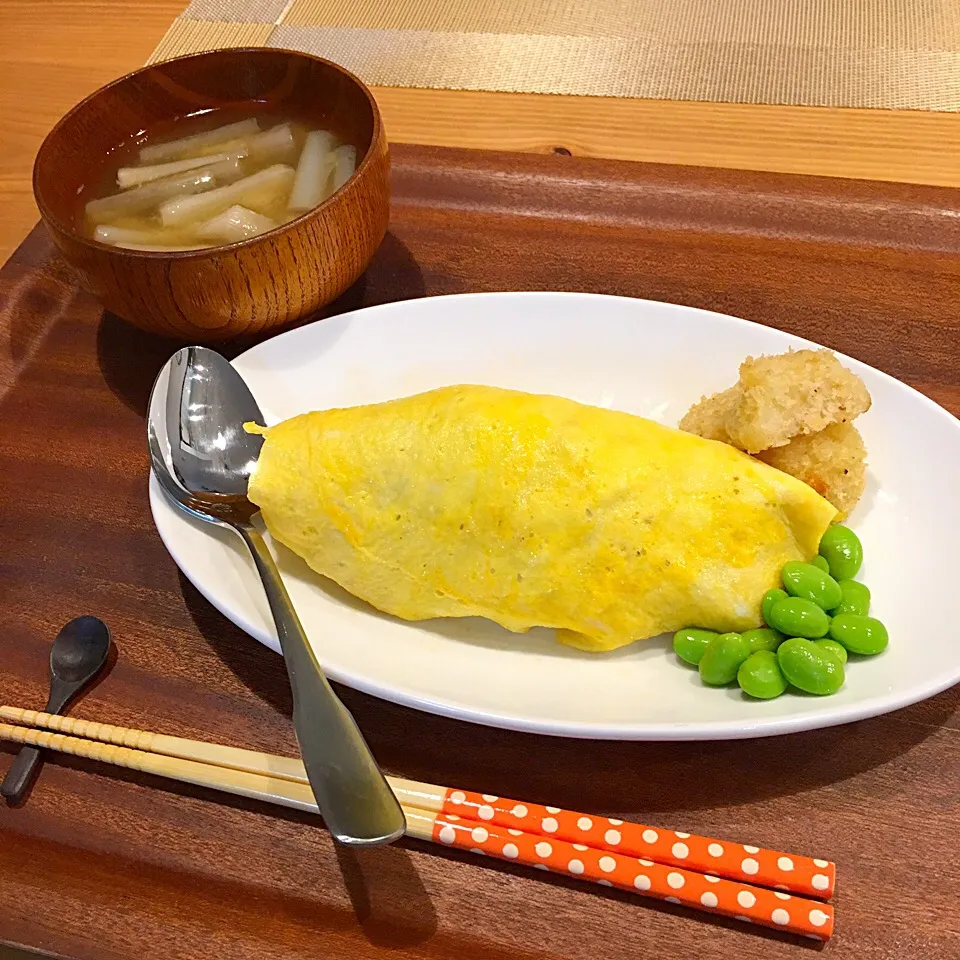 2016.5.14 晩御飯 オムライス ケチャップを切らしていることに気がつき…ケッチャプ少々にお好み焼きソースを少々のチキンライスで|あっきーよさん