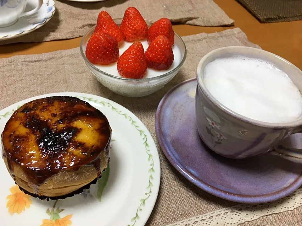 Snapdishの料理写真:玉野ミルクパーラーのケーキと長女作牛乳かん、カフェラテ  2016.5.14|junkoさん