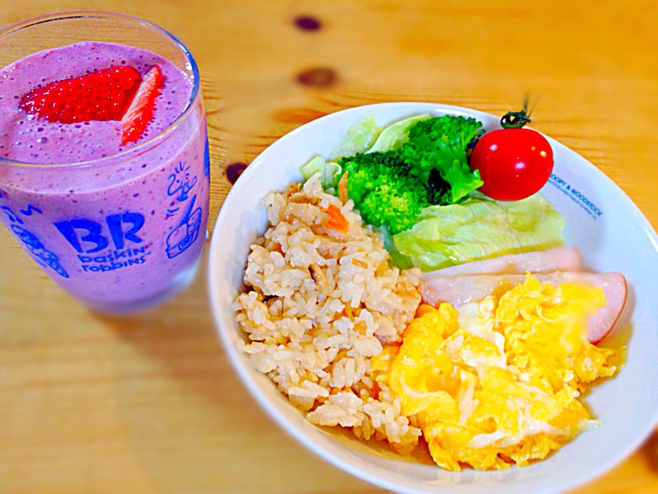 5 14 土 朝ごはん いちごとブルーベリーと白桃ヨーグルトと豆乳のスムージー かやくご飯 スクランブルエッグ ハム レタス ブロッコリー トマト るっしー Snapdish スナップディッシュ Id Tk5hfa