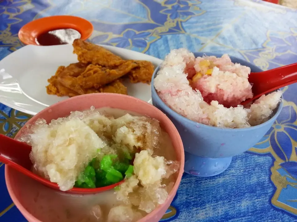 ABC : 具だくさんかき氷、フルーツ、ピーナツやスイートコーン等
Cendol : マレーシア盤冷やしぜんざい
Goreng Pisang : バナナの天ぷら　チリソース付けて　甘辛|korinoさん