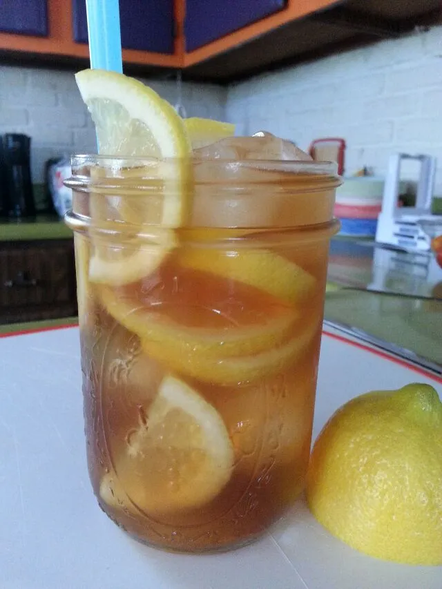 unsweetened iced tea with lots of lemon.|Polly Gelfusoさん