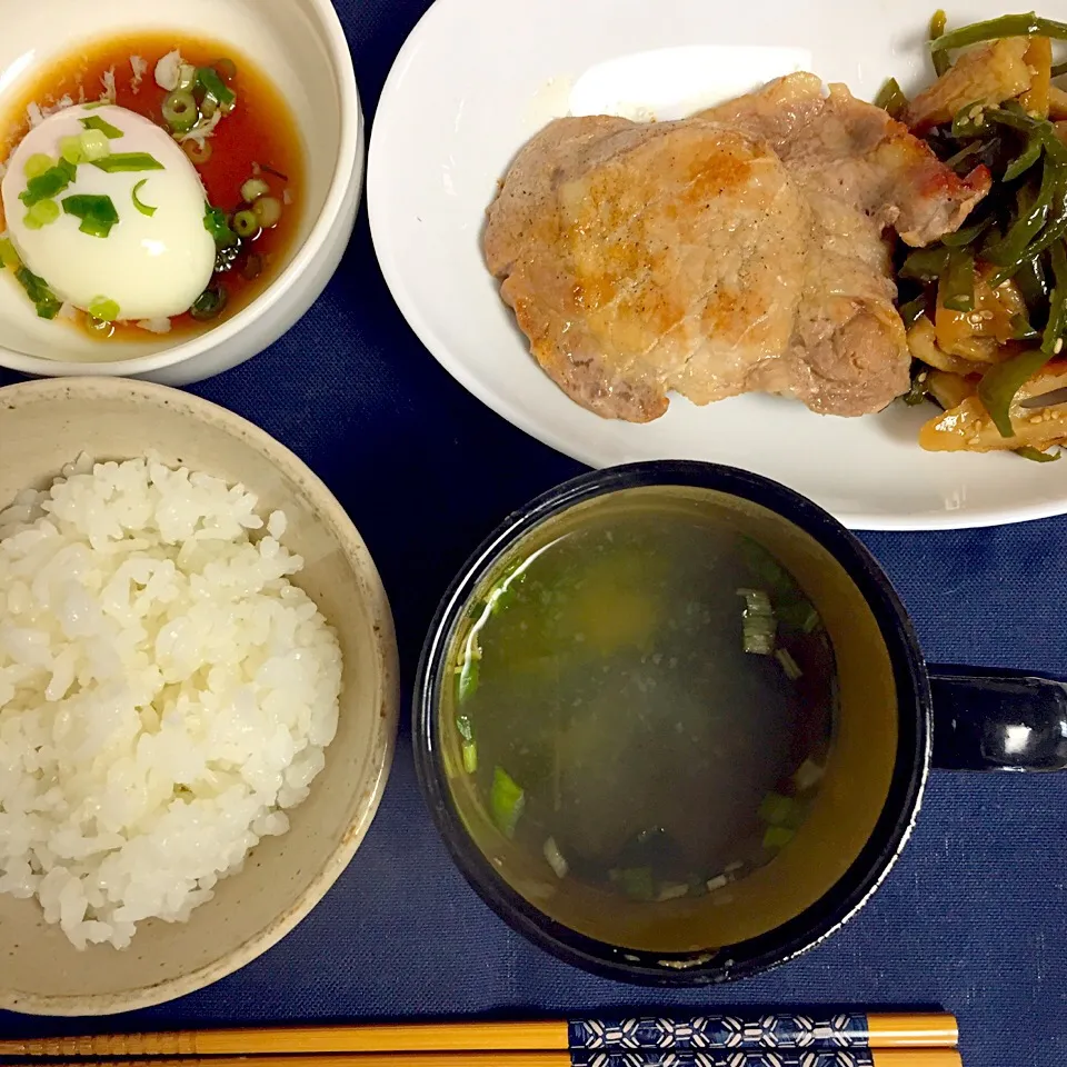 Snapdishの料理写真:残り物deお昼ご飯☆トンテキ、竹輪とピーマンのきんぴら、温泉卵、ワカメのお味噌汁|みみこさん