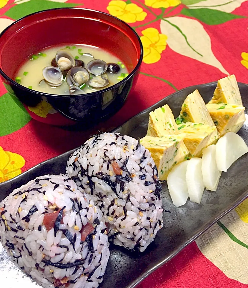 ✨梅の実ひじきのおにぎり
✨しじみ のお味噌汁
✨ネギ入り卵焼き|七味さん