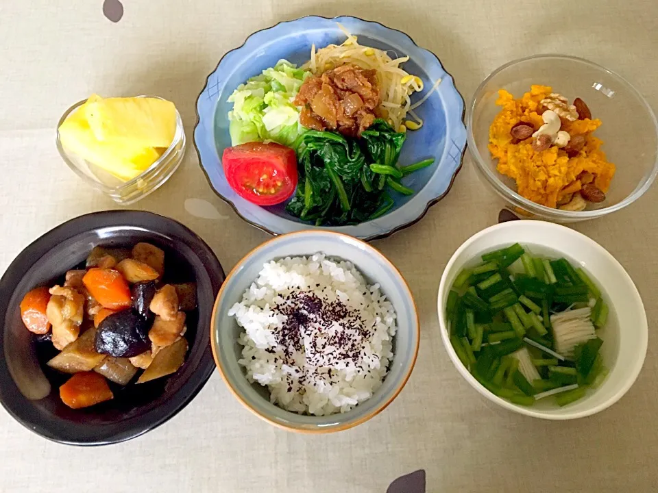 今日は和食♡  ゆかりごはん 炒り鶏 野菜の盛り合わせ、玉ねぎそぼろ かぼちゃサラダ ニラとえのきのスープ パインアップル|ma-.-ichiさん