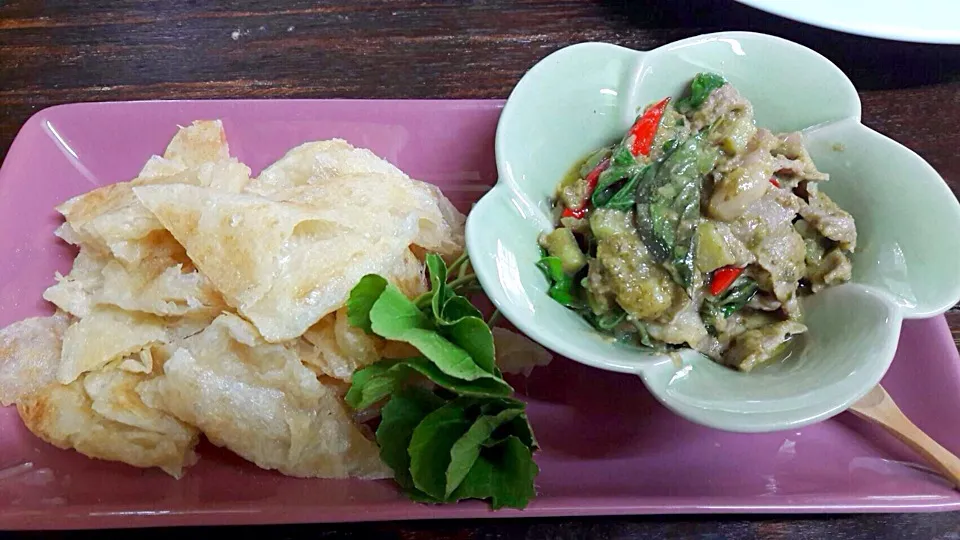 Snapdishの料理写真:Roti with green curry|coconutstreetさん