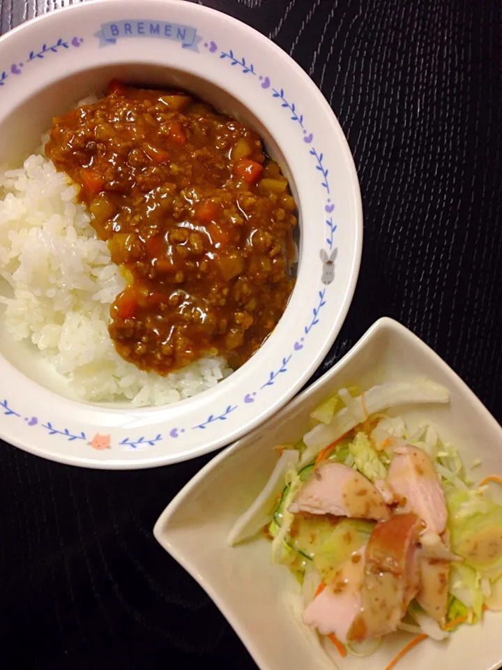 Snapdishの料理写真:キーマカレー、鶏ハムサラダ。
#ムスメご飯|mossan＠OSAKAさん