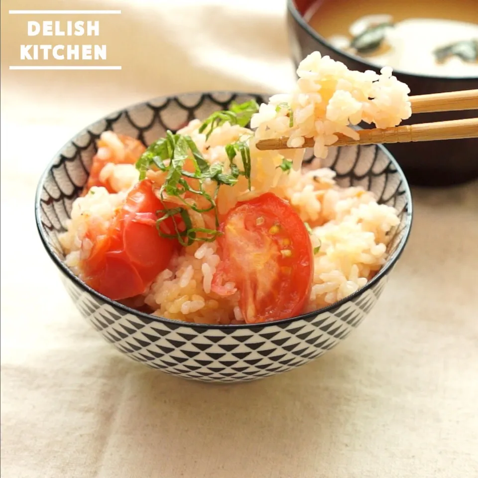 彩り華やか、香ばしい！トマト桜えび炊き込みごはんの作り方　｜　How to make Tomato Sakura Shrimp Cooked Rice - YouTube|DELISH KITCHENさん