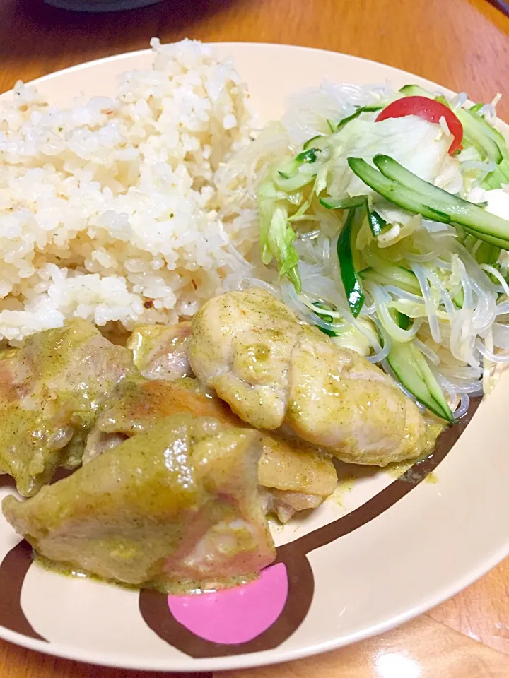 チキンのグリーンカレー焼きと
ガーリックライス、夕べの残りのサラダと合わせて春雨サラダ|みかんさん