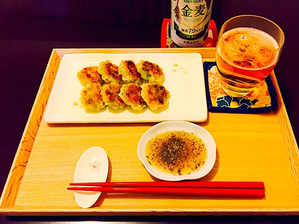 うちバル🍻 
とりあえず一口エビニラ饅頭で乾杯😆|Tinaさん