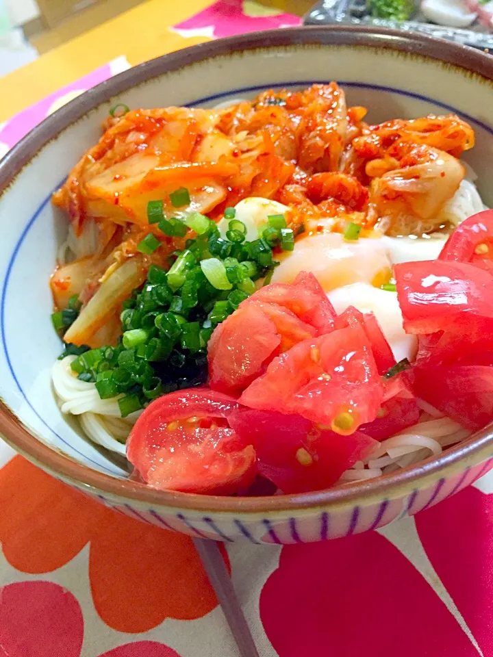 キムチ温泉卵トマトネギのせ素麺|ぽぽさん